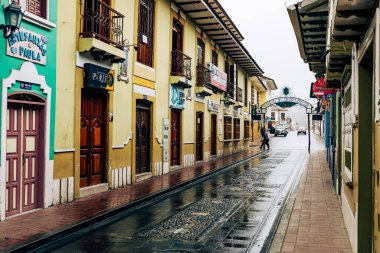 LOJA, ECUADOR - 15 Nisan 2022 Loja, Ekvador 'da Lourdes Caddesi' ndeki renkli koloni evleri. Güney Amerika.