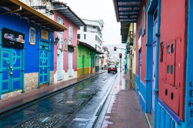 LOJA, ECUADOR - 15 Nisan 2022 Loja, Ekvador 'da Lourdes Caddesi' ndeki renkli koloni evleri. Güney Amerika.