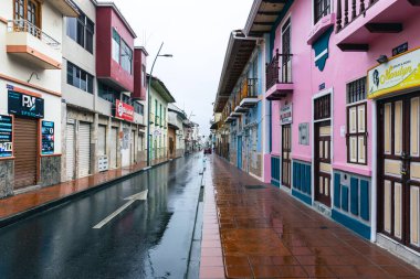 LOJA, ECUADOR - 15 Nisan 2022 Loja, Ekvador 'da Lourdes Caddesi' ndeki renkli koloni evleri. Güney Amerika.