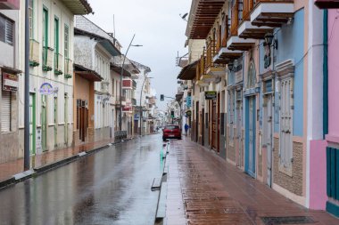 LOJA, ECUADOR - 15 Nisan 2022 Loja, Ekvador 'da Lourdes Caddesi' ndeki renkli koloni evleri. Güney Amerika.