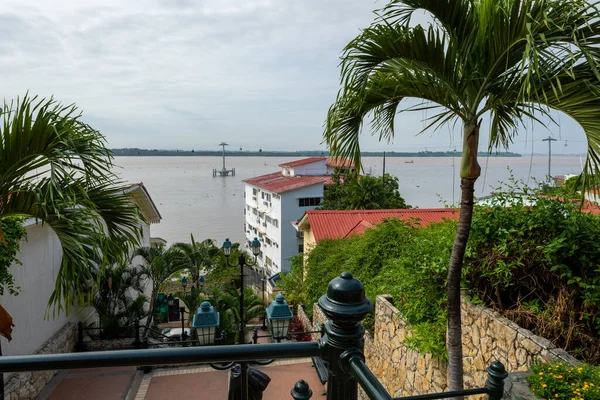 Guayaquil, Las Penas - Santa Ana Tepesi. Geleneksel koloni mimarisi Ekvador 'un ikinci büyük şehrinde. Popüler turizm merkezi.