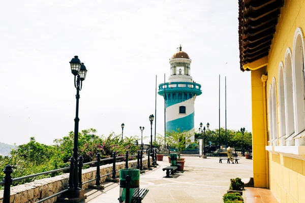 グアヤキル エクアドル エイプリル13 2022 グアヤキル エクアドル サンタアナ砦の灯台ラス ペナス地区 エクアドルで2番目に大きい都市 人気の観光地 — ストック写真