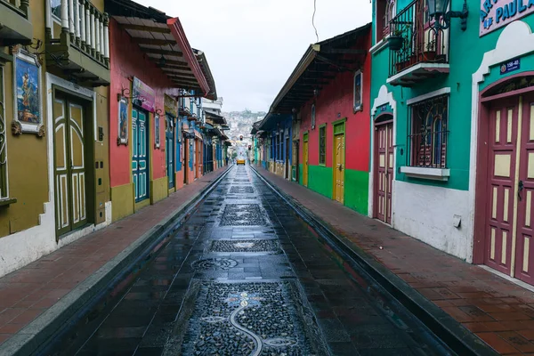 LOJA, ECUADOR - 15 Nisan 2022 Loja, Ekvador 'da Lourdes Caddesi' ndeki renkli koloni evleri. Güney Amerika.