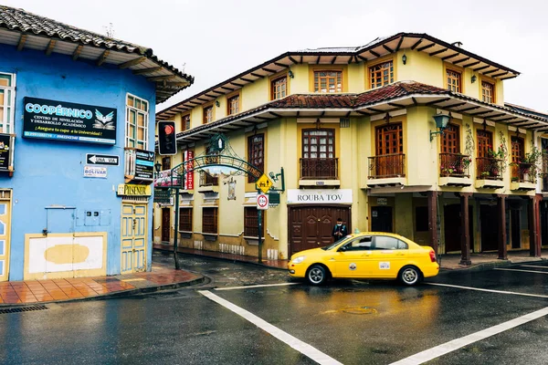 LOJA, ECUADOR - 15 Nisan 2022 Loja, Ekvador 'da Lourdes Caddesi' ndeki renkli koloni evleri. Güney Amerika.