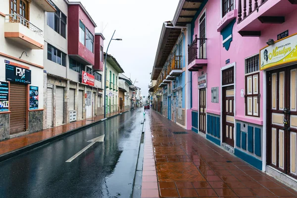 LOJA, ECUADOR - 15 Nisan 2022 Loja, Ekvador 'da Lourdes Caddesi' ndeki renkli koloni evleri. Güney Amerika.