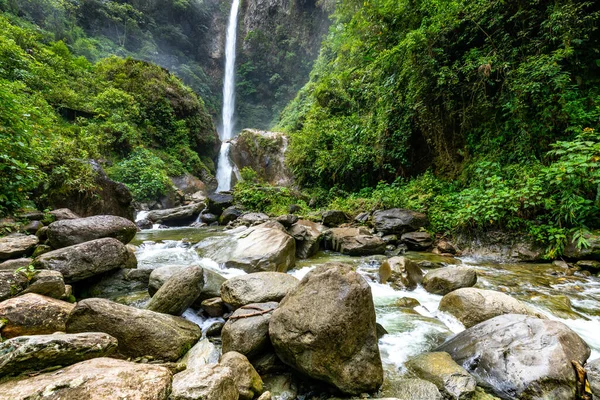 Santa Agua, Ekvador 'da El Roco Machay şelalesi. Güney Amerika.