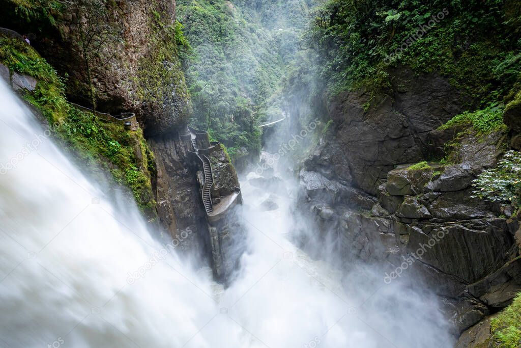 Cascada El Pailon del Diablo en Banos Santa Agua, Ecuador. América del