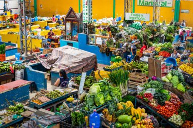 PUYO, ECUADOR - 20 Nisan 2022: Puyo, Ekvador 'da tarım ürünleri satan geleneksel Ekvador gıda pazarı. Oriente. Güney Amerika. 