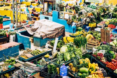PUYO, ECUADOR - 20 Nisan 2022: Puyo, Ekvador 'da tarım ürünleri satan geleneksel Ekvador gıda pazarı. Oriente. Güney Amerika. 