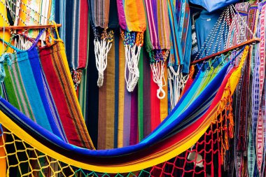 Otavalo, Ekvador 'daki yerel hediyelik eşya pazarında renkli And kumaşları. Güney Amerika.