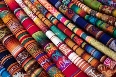 Otavalo, Ekvador 'daki yerel hediyelik eşya pazarında renkli And kumaşları. Güney Amerika.