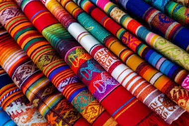 Otavalo, Ekvador 'daki yerel hediyelik eşya pazarında renkli And kumaşları. Güney Amerika.