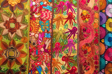 Otavalo, Ekvador 'daki yerel hediyelik eşya pazarında renkli And kumaşları. Güney Amerika.