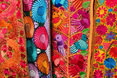 Otavalo, Ekvador 'daki yerel hediyelik eşya pazarında renkli And kumaşları. Güney Amerika.