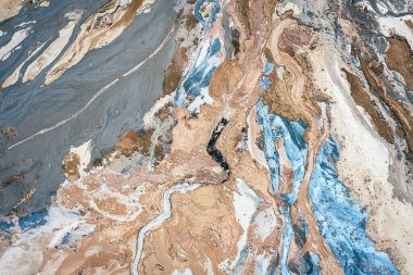 Endüstriyel Manzara. Hava görüntüsü. Kuru yüzey. Çöl manzarası. Çevreye insan etkisi. Yukarıdan bak. Soyut sanayi geçmişi. 