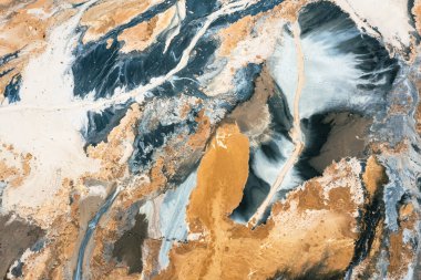 Endüstriyel Manzara. Hava görüntüsü. Kuru yüzey. Çöl manzarası. Çevreye insan etkisi. Yukarıdan bak. Soyut sanayi geçmişi. 