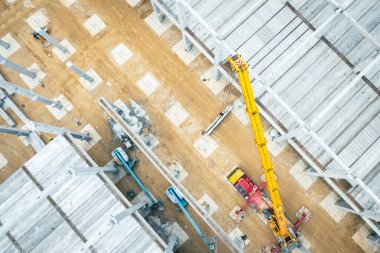 Fabrika Binası. Crane ve İnşaat Malzemeleri Hava Endüstrisi İnşaat Alanı.