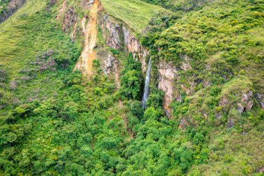 Ekvador Şelalesi. Vilcabamba, Ekvador 'daki dağ suyu manzarası. Güney Amerika.