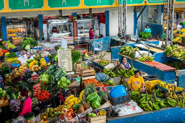 PUYO, ECUADOR - 20 Nisan 2022: Puyo, Ekvador 'da tarım ürünleri satan geleneksel Ekvador gıda pazarı. Oriente. Güney Amerika. 