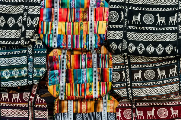 Barevné Andské Textilie Místním Trhu Suvenýry Otavalu Ekvádoru Jižní Amerika — Stock fotografie