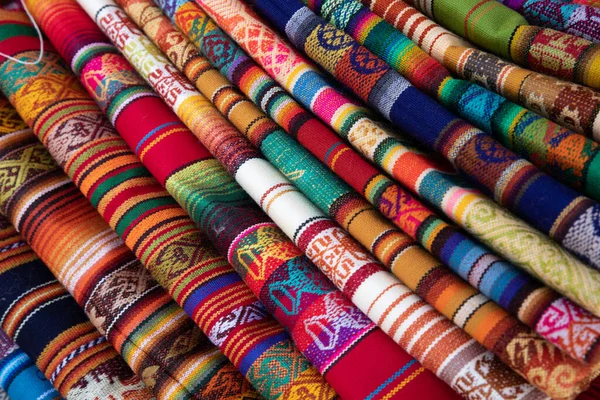 Tejidos Andinos Coloridos Mercado Local Souvenirs Otavalo Ecuador América  Del: fotografía de stock © Curioso_Travel_Photography #566971958 |  Depositphotos