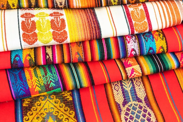 Tessuti Colorati Andini Sul Mercato Locale Dei Souvenir Otavalo Ecuador — Foto Stock
