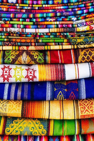 Bunte Stoffe Aus Den Anden Auf Dem Lokalen Souvenirmarkt Otavalo — Stockfoto