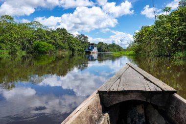 Amazon Yağmur Ormanları Nehir Kıyısı. Iquitos, Peru yakınlarındaki Amazon ormanında Yanayacu nehrinden denize açılıyoruz. Güney Amerika. 