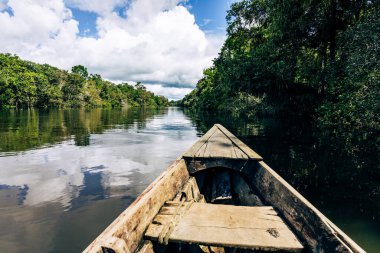 Amazon Yağmur Ormanları Nehir Kıyısı. Iquitos, Peru yakınlarındaki Amazon ormanında Yanayacu nehrinden denize açılıyoruz. Güney Amerika. 
