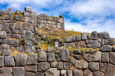 Peru, Cusco 'da büyük taş duvarları olan Saqsaywaman Inca arkeolojik alanı. Güney Amerika. 