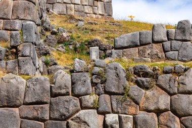 Peru, Cusco 'da büyük taş duvarları olan Saqsaywaman Inca arkeolojik alanı. Güney Amerika. 
