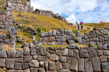 Peru, Cusco 'da büyük taş duvarları olan Saqsaywaman Inca arkeolojik alanı. Güney Amerika. 