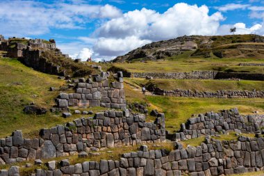 Peru, Cusco 'da büyük taş duvarları olan Saqsaywaman Inca arkeolojik alanı. Güney Amerika. 