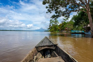 Amazon Yağmur Ormanları Nehir Kıyısı. Iquitos, Peru yakınlarındaki Amazon ormanında Yanayacu nehrinden denize açılıyoruz. Güney Amerika. 