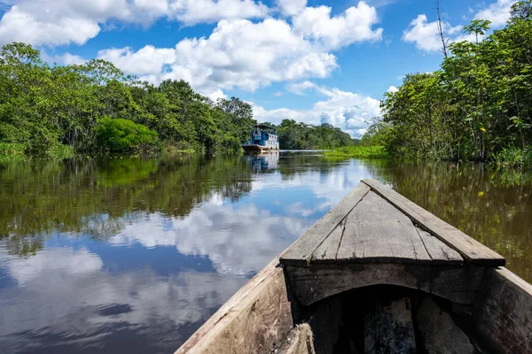 Στο Τροπικό Δάσος Του Αμαζονίου Πλεύση Κάτω Από Τον Ποταμό — Φωτογραφία Αρχείου