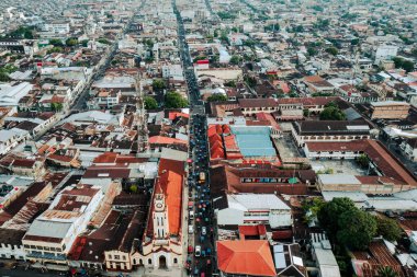 Amazon Yağmur Ormanları 'nın ortasında Iquitos, Peru' nun arka planında Itaya Nehri 'nin havadan görünüşü.