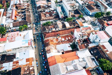 Amazon Yağmur Ormanları 'nın ortasında Iquitos, Peru' nun arka planında Itaya Nehri 'nin havadan görünüşü.