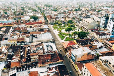 Amazon Yağmur Ormanları 'nın ortasında Iquitos, Peru' nun arka planında Itaya Nehri 'nin havadan görünüşü.