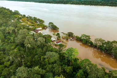 Amazon Nehri Hava Manzarası. Güney Amerika, Peru 'da tropik yeşil yağmur ormanları. Kuş bakışı görünüm.