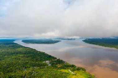 Amazon Nehri Hava Manzarası. Güney Amerika, Peru 'da tropik yeşil yağmur ormanları. Kuş bakışı görünüm.