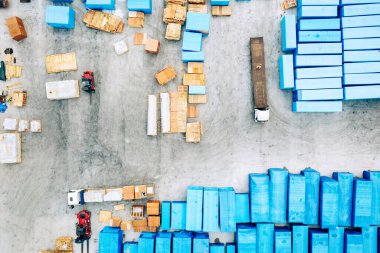 Farklı mavi elementlerin olduğu sanayi deposu. Hava görüntüsü. Sanayi Arkaplanı. 