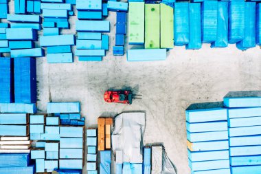 Farklı mavi elementlerin olduğu sanayi deposu. Hava görüntüsü. Sanayi Arkaplanı. 