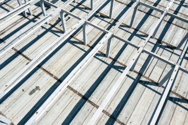 Fabrika Binası. Vinçler ve İnşaat Malzemeleri ile Hava Endüstrisi İnşaat Alanı.