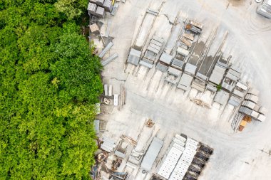 Çimento Fabrikası. Somut elementler. Sanayi bölgesinin hava görüntüsü.
