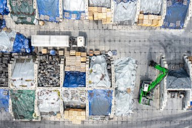 Farklı elementlerin olduğu Endüstriyel Depo. Hava görüntüsü. Sanayi Arkaplanı. 