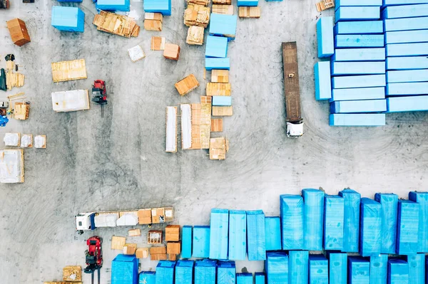 Farklı mavi elementlerin olduğu sanayi deposu. Hava görüntüsü. Sanayi Arkaplanı. 