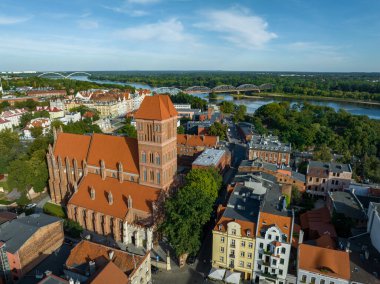 Torun. Eski Torun şehrinin havadan görünüşü. Vistula (Wisla) Köprüsü ve Ortaçağ 'ın Torun şehrinin tarihi binaları. Kuyavian-Pomeranya Voyvodalığı