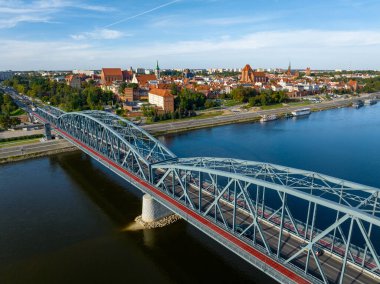 Torun. Eski Torun şehrinin havadan görünüşü. Vistula (Wisla) Köprüsü ve Ortaçağ 'ın Torun şehrinin tarihi binaları. Kuyavian-Pomeranya Voyvodalığı