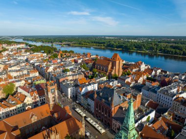 Torun. Eski Torun şehrinin havadan görünüşü. Vistula (Wisla) Köprüsü ve Ortaçağ 'ın Torun şehrinin tarihi binaları. Kuyavian-Pomeranya Voyvodalığı