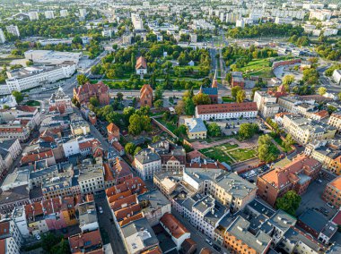 Torun. Eski Torun şehrinin havadan görünüşü. Vistula (Wisla) Köprüsü ve Ortaçağ 'ın Torun şehrinin tarihi binaları. Kuyavian-Pomeranya Voyvodalığı